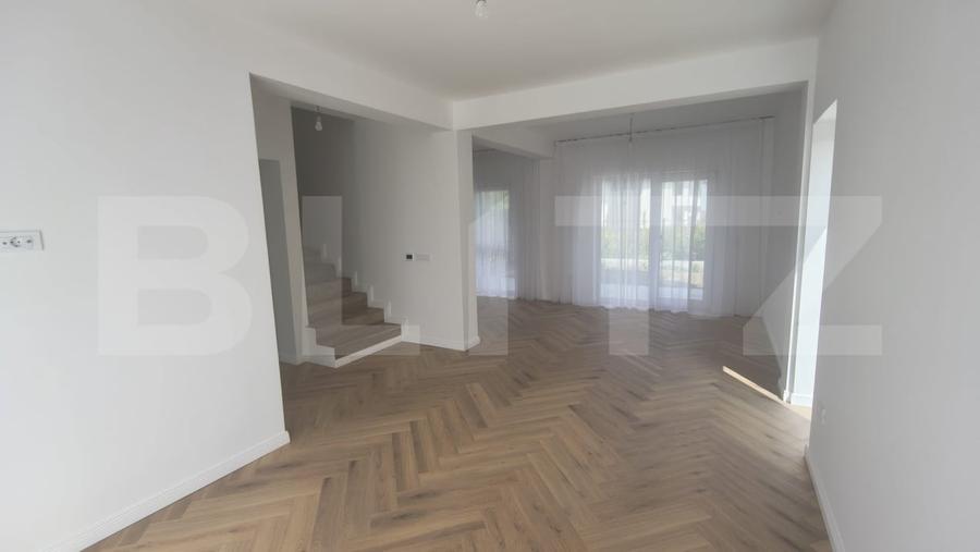 Duplex cu 4 camere cu Canalizare în Bucium