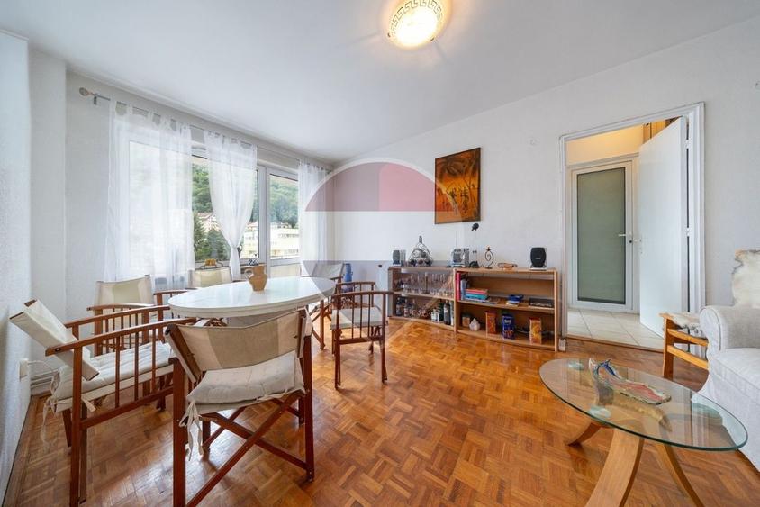 Apartament cu 3 camere semidecomandat în Central