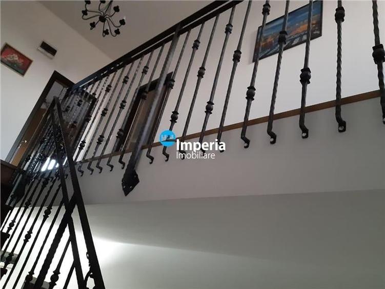 Duplex cu 9 camere cu Canalizare în Popas Păcurari