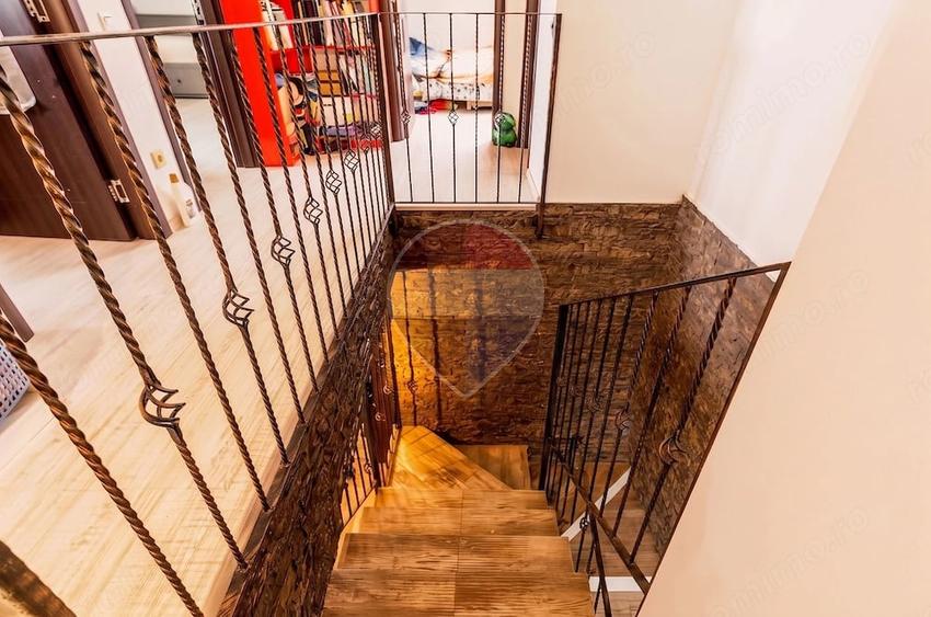 Apartament cu 5 camere decomandat în Breazu