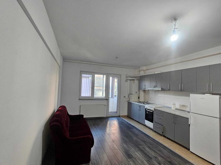 Apartament cu 3 camere semidecomandat în Central