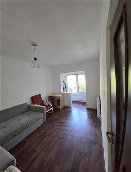 Apartament cu 3 camere decomandat, mobilat în Girocului