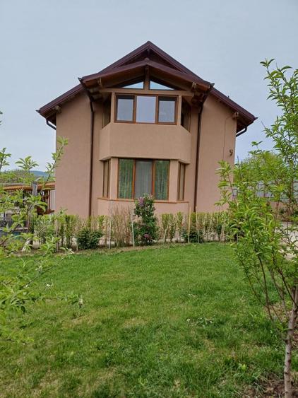 Casă individuală cu 5 camere cu Garaj în Ivănești