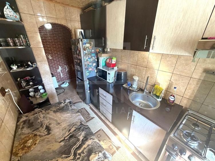 Apartament cu 3 camere semidecomandat în Craiovița Nouă