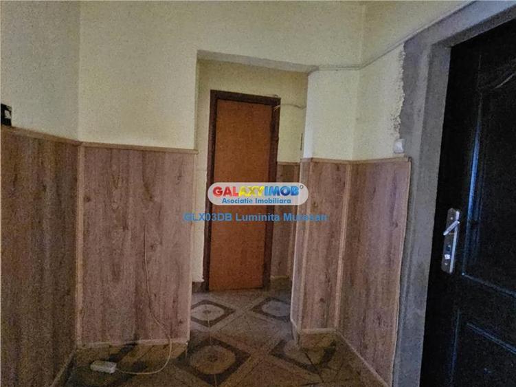 Apartament cu 3 camere semidecomandat în Micro 6