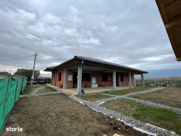 Casă cu 4 camere cu Teren 1800 Mp în Peștișu Mare
