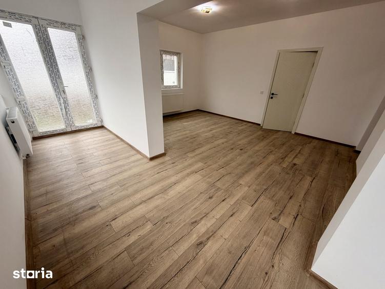 Casă cu 8 camere cu Teren 495 Mp în Glina