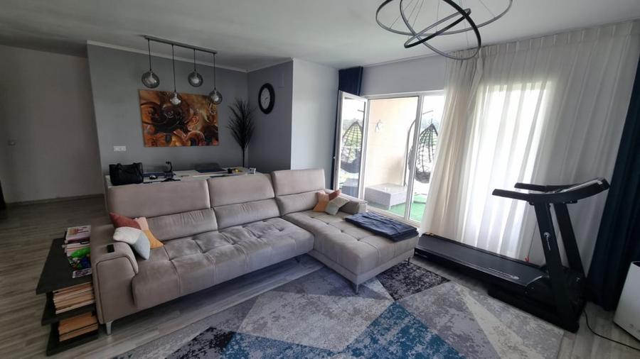 Apartament cu 3 camere semidecomandat în Odăi
