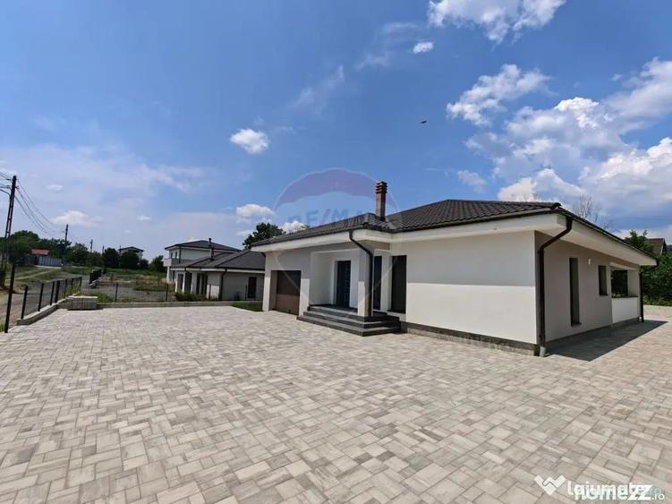 Casă cu 7 camere cu Teren 892 Mp în Est