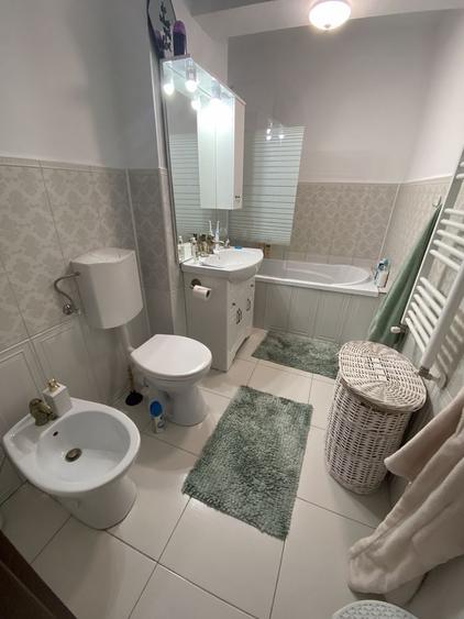 Apartament cu 3 camere decomandat în Exterior Vest