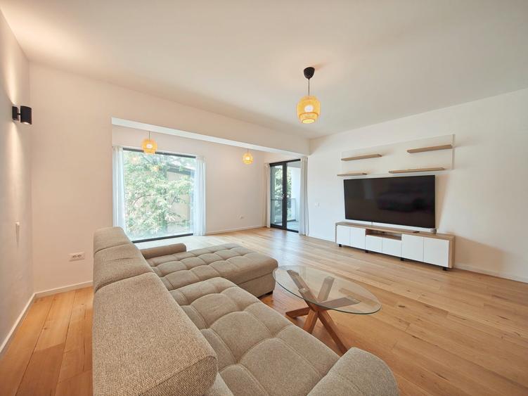 Apartament cu 3 camere decomandat, mobilat în Băneasa