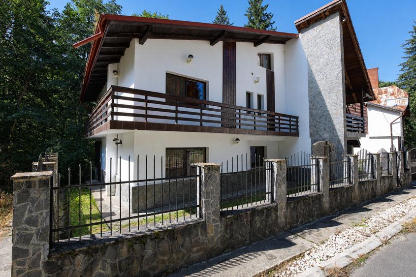 Casă individuală cu 7 camere cu Canalizare în Cioplea