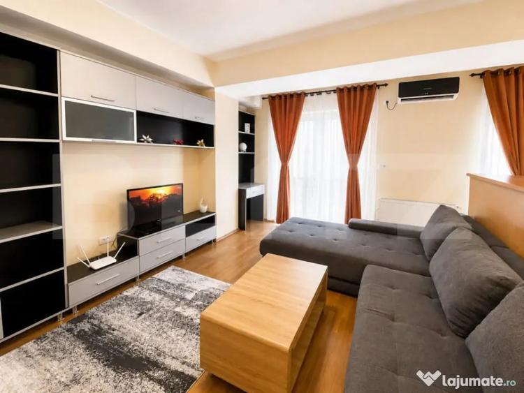 Apartament cu 3 camere decomandat în Girocului