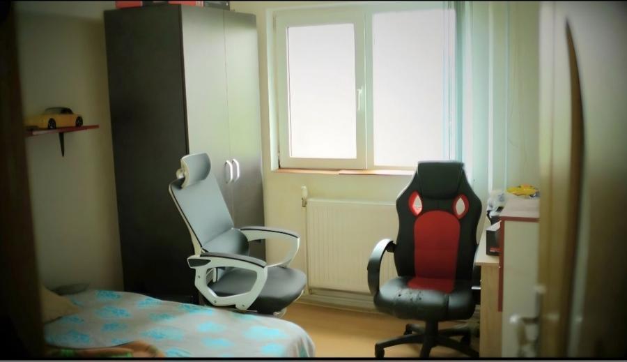 Apartament cu 4 camere decomandat în Central