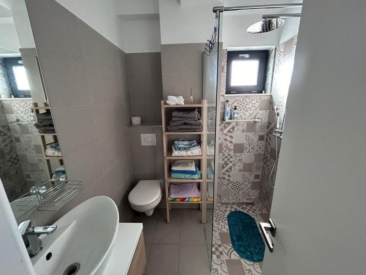 Apartament cu 3 camere semidecomandat, mobilat în Calea Severinului
