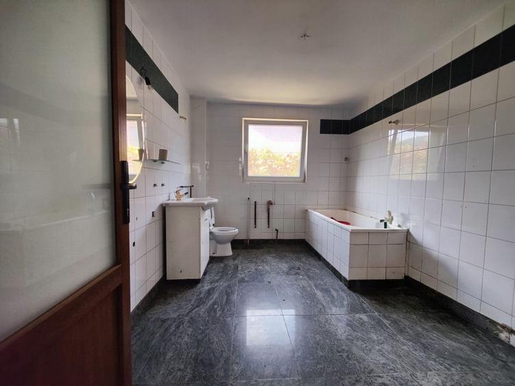 Casă cu 6 camere cu Canalizare în Central