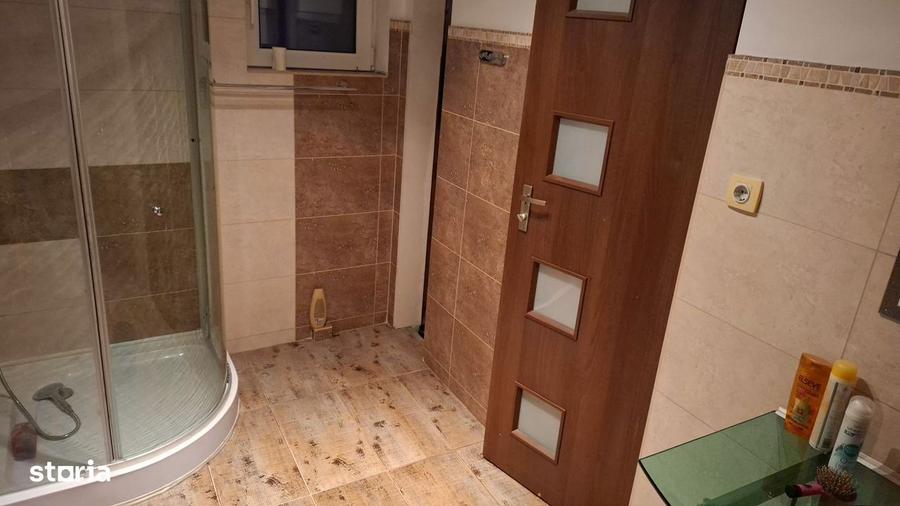 Casă cu 6 camere semidecomandat cu Teren 1400 Mp în Central