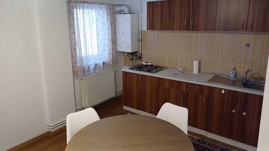 Apartament cu 3 camere semidecomandat în Central