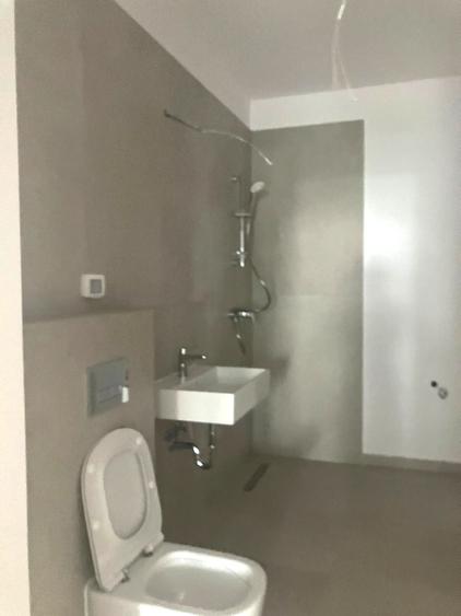 Apartament cu 3 camere semidecomandat în Colentina