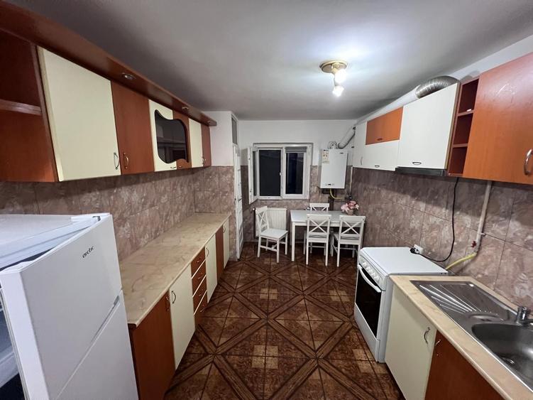 Apartament cu 3 camere în Petru Rareș