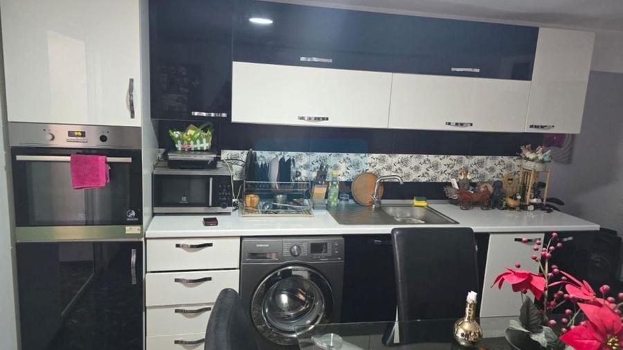 Apartament cu 3 camere, mobilat în