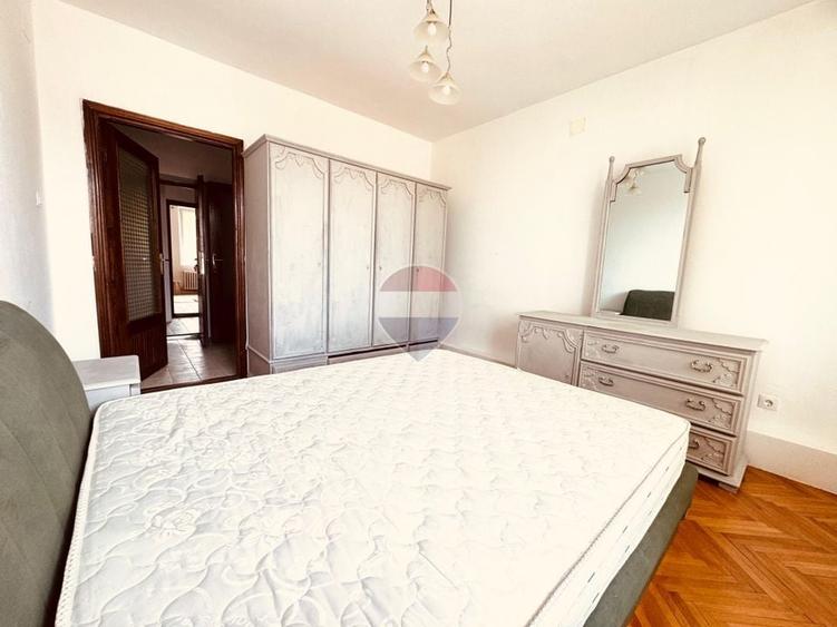 Penthouse cu 13 camere decomandat în Central