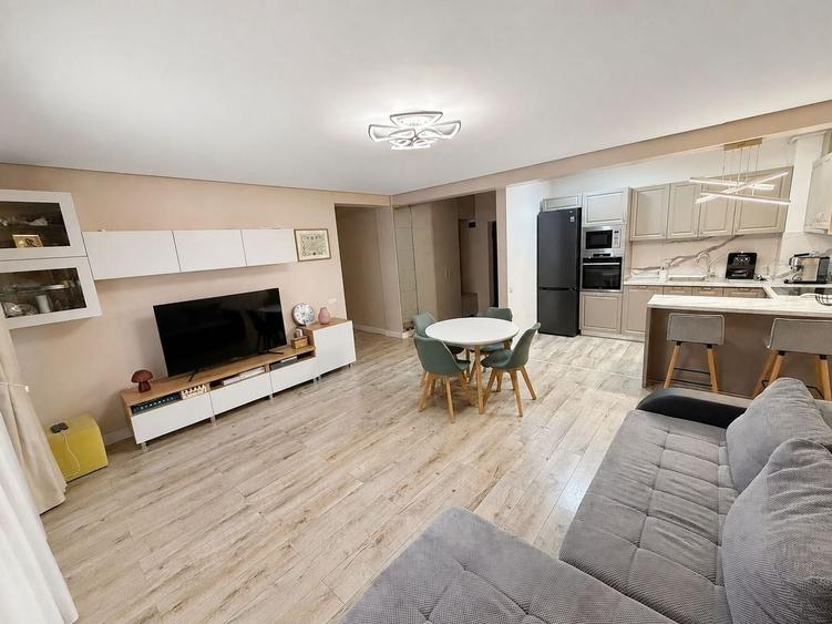 Apartament cu 3 camere semidecomandat, mobilat în Florești