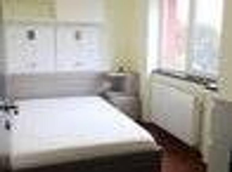 Apartament cu 3 camere semidecomandat, mobilat în Centrul Bancar