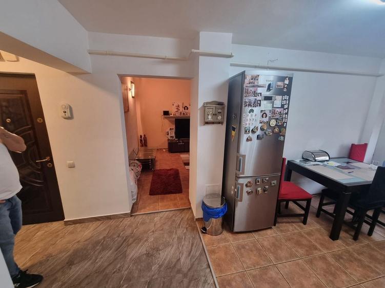 Apartament cu 3 camere decomandat, mobilat în Poarta 6