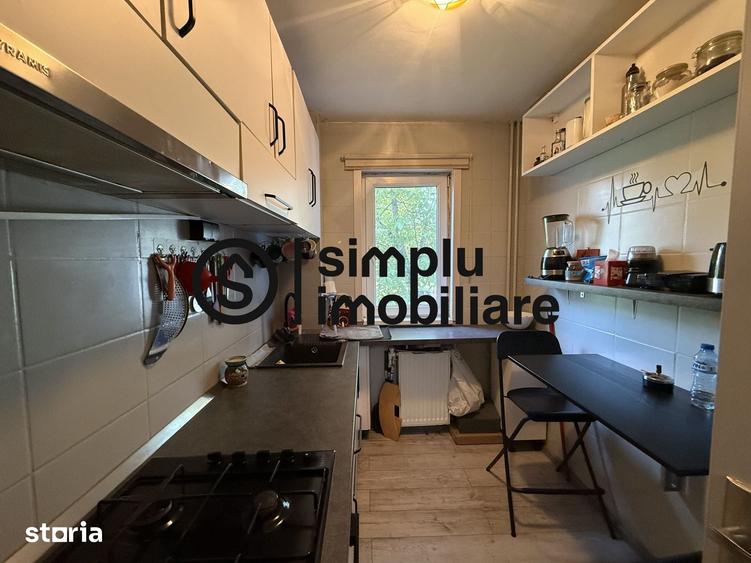 Apartament cu 3 camere semidecomandat în Rovine