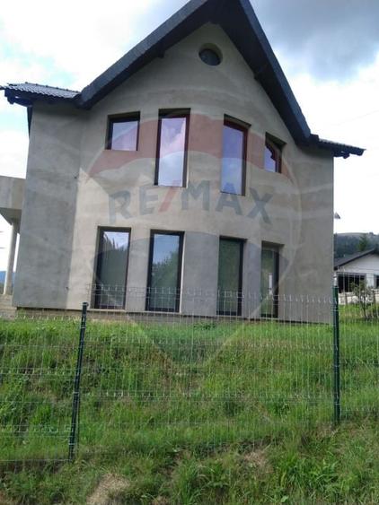Casă individuală cu 9 camere cu Teren 2170 Mp în Central