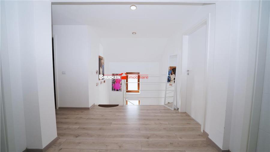 Casă cu 4 camere cu Teren 440 Mp în Central