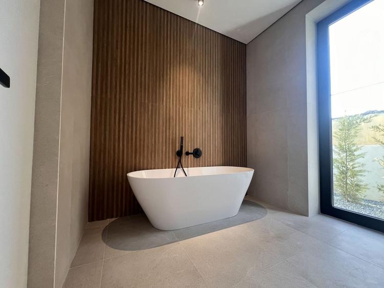 Casă individuală cu 4 camere cu Piscina în Est