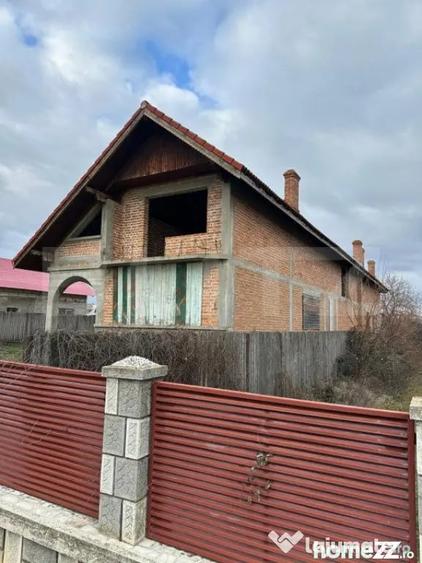Casă cu 7 camere cu Teren 1400 Mp în Central