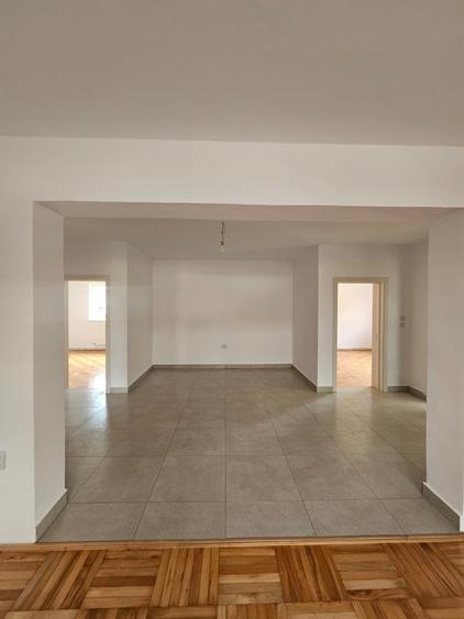 Casă individuală cu 8 camere cu Teren 510 Mp în Central