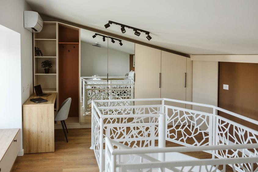 Penthouse cu 2 camere semidecomandat, mobilat în 13 Septembrie
