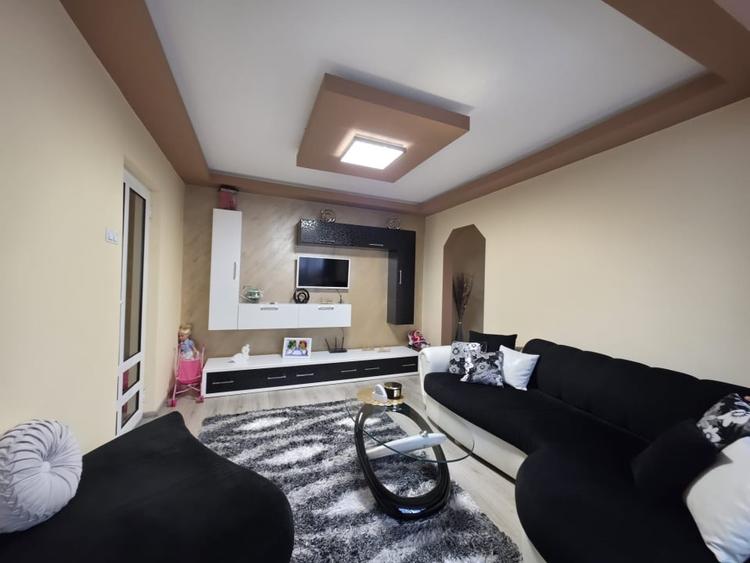 Apartament cu 4 camere semidecomandat, mobilat în Central