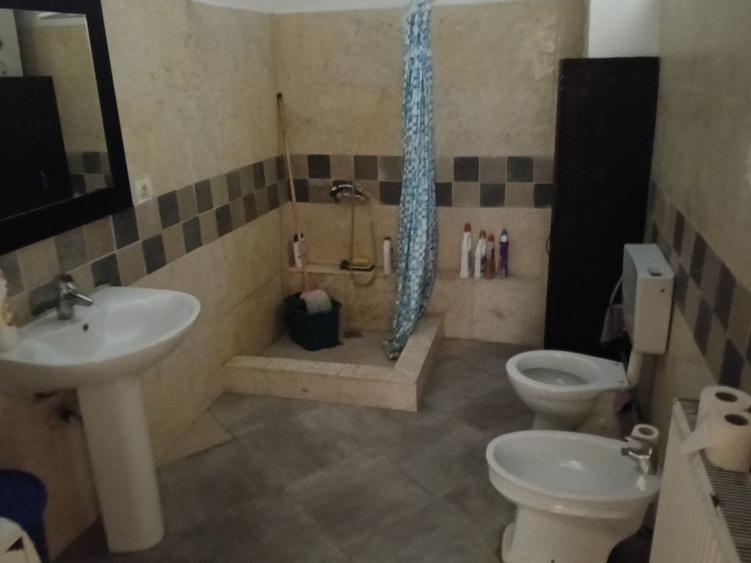 Casă cu 4 camere în Văleni