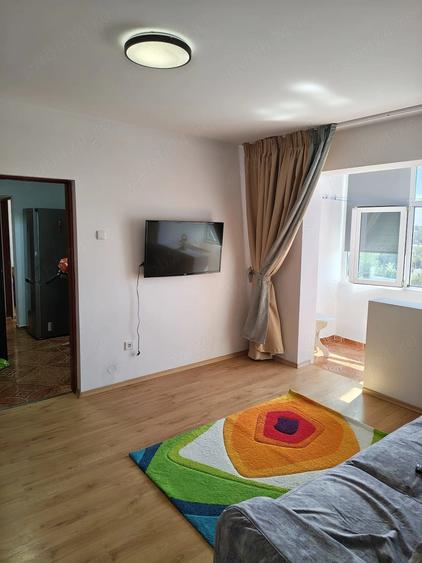 Apartament cu 3 camere semidecomandat în Sulina
