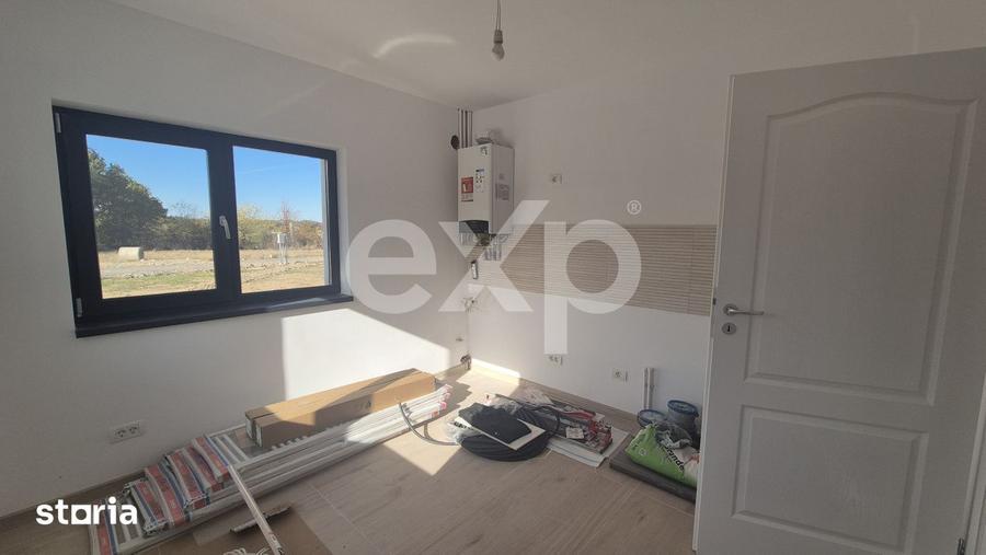 Casă cu 5 camere cu Teren 563 Mp în Albota