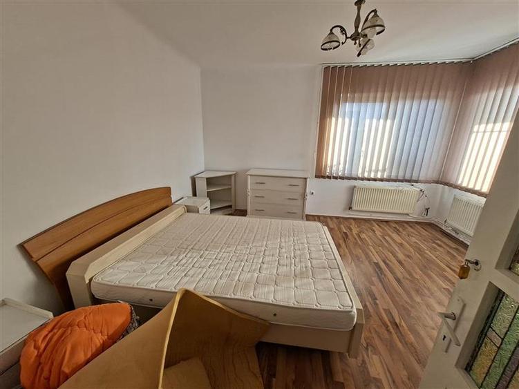 Casă individuală cu 5 camere cu Canalizare în Iris