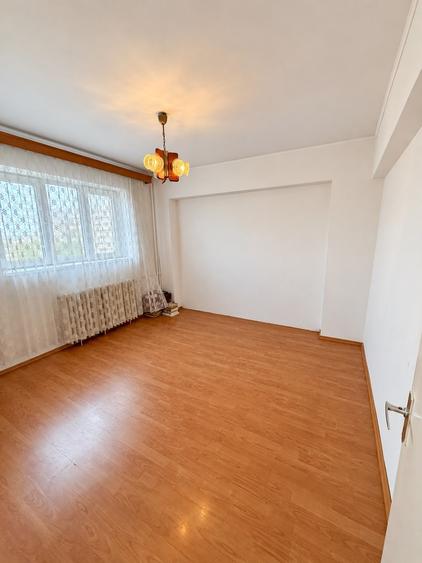 Apartament cu 4 camere decomandat în Colentina