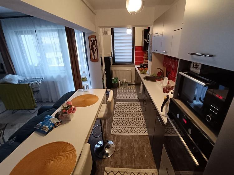 Apartament cu 3 camere semidecomandat în Central