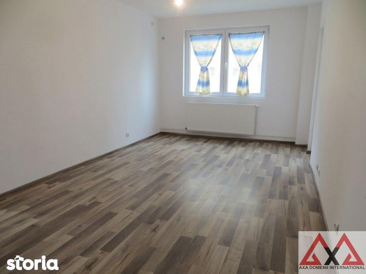Apartament cu 4 camere semidecomandat în Berceni