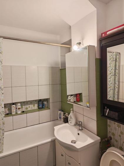 Apartament cu 4 camere semidecomandat, mobilat în Central