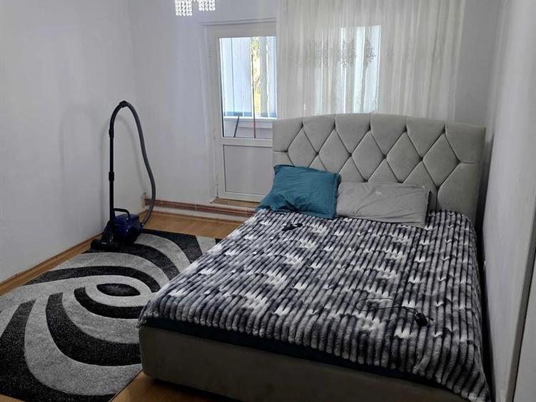 Apartament cu 2 camere semidecomandat în Craiovița Nouă