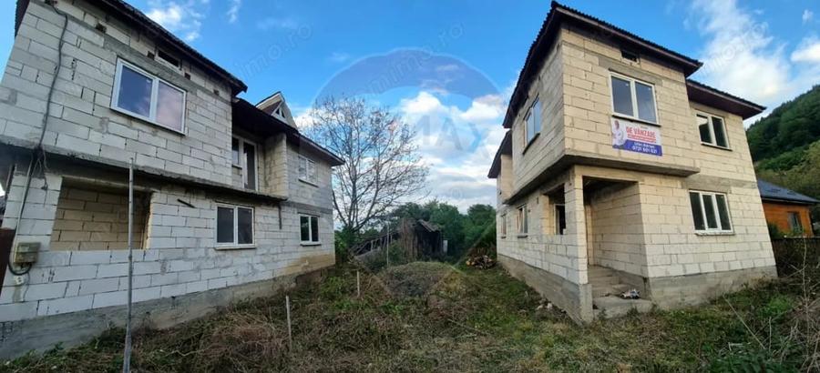 Casă cu 7 camere cu Teren 3650 Mp în Central
