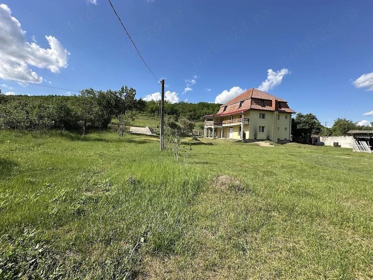 Casă cu 6 camere cu Teren 6500 Mp în Central