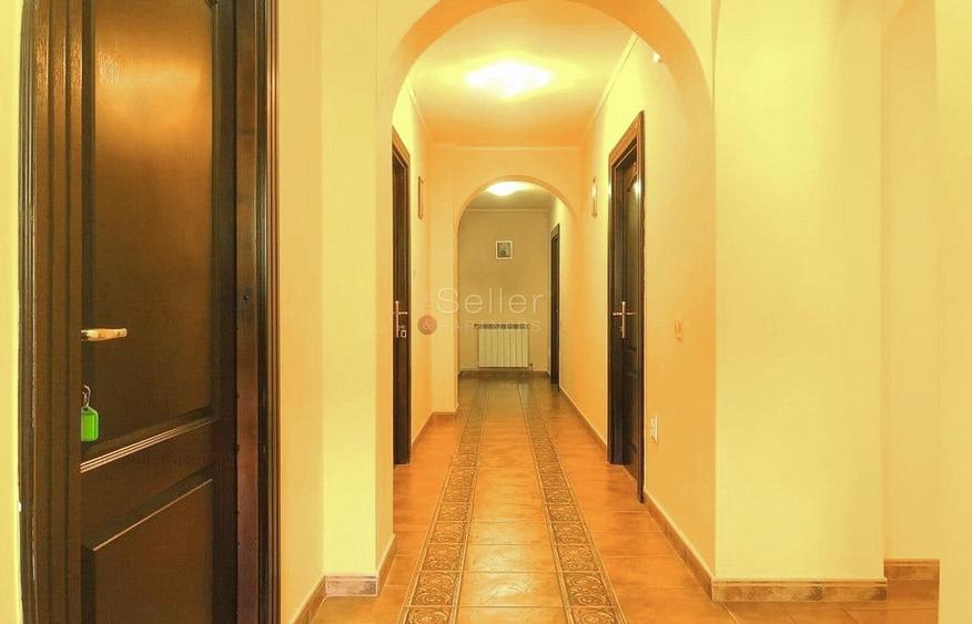Casă individuală cu 19 camere cu Canalizare în Moieciu de Jos