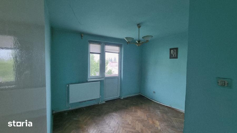 Apartament cu 3 camere decomandat în Petros